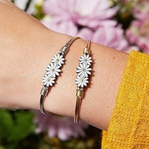 LUCA+DANNI 3 DAISY SILVER TONE PETITE BANGLE BRACELET